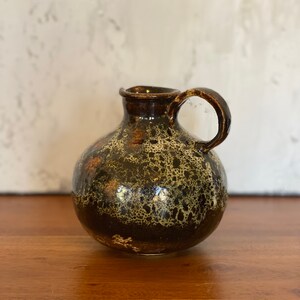 Vintage handgedrehte Studio Keramik kleiner Sahne / Sirup / Wasser Krug mit gesprenkelter Glasur - rustikale Bauernhaus Karaffe