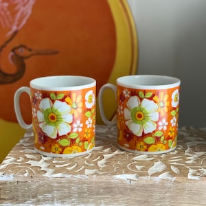 Xícaras de chá florais vintage Royal Crown - Conjunto de porcelana fina Boho Hippie dos anos 70 por Kitty Derby