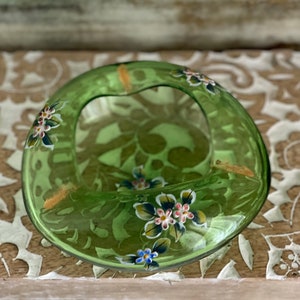 Cenicero vintage checo bohemio de vidrio verde soplado a mano con flores esmaltadas y dorado.
