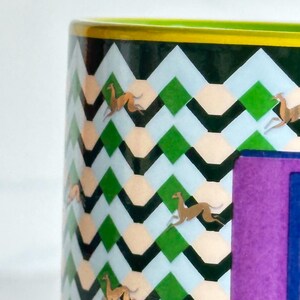 Op de afbeelding: Een witte keramische mok met een zwart handvat en de tekst "But First, Coffee" in een zwarte, vette letter. De mok staat op een wit oppervlak. De mok is waarschijnlijk voor warme dranken.
