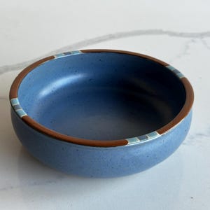 Bol para sopa Dansk Mesa Sky Blue Coupe, estilo minimalista del suroeste, cerámica del desierto.