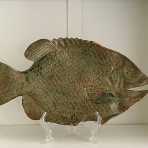 Handgefertigte 21 "Studio Keramik Fisch-Tablett: Geprägte Schale für Küstendekor, nautische Kunst & Herzstück