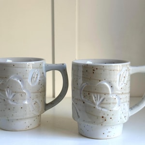 Juego de tazas apilables de porcelana esmaltada moteada, hechas a mano, en gris, verde salvia o arena.