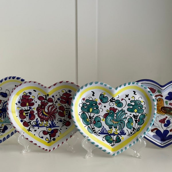 Platos pequeños de gallo / pájaro en forma de corazón hechos en Italia, Sambuco Mario Deruta Ceramiche, vendidos como un conjunto