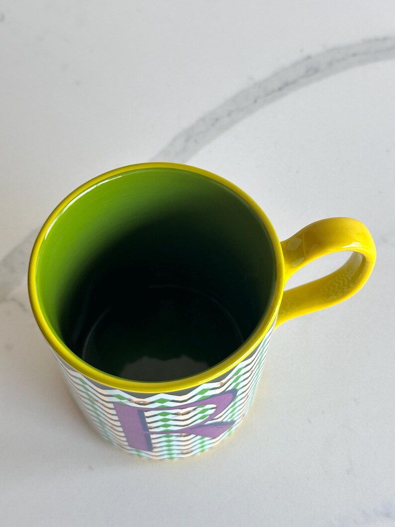 Op de afbeelding: Een set van drie keramische mokken met een gespikkelde, matte afwerking. De mokken zijn in tinten cr&egrave;me, lichtgrijs en donkergrijs. Elke mok heeft een eenvoudig, minimalistisch ontwerp en een afgeronde handgreep. Geschikt voor koffie, thee of andere dranken.