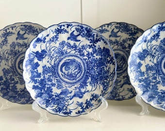 Platos de porcelana china estilo chinoiserie del siglo XIX: juego con borde festoneado y diseño de pájaros y flores