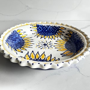 Plato grande para tarta con forma de girasol pintado a mano / Cerámica de estudio azul y amarilla