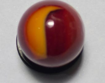 Vintage Alley Agate glazen knikker met rode en gele swirl, 1,5 cm (0,60 inch), nieuwstaat — Verzamelbare glazen knikker JM-019