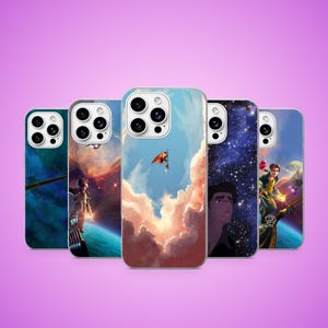 Pode incluir: Cinco capas para smartphone com várias cenas animadas. Os designs incluem uma nebulosa escura, uma personagem a olhar para um planeta, uma pequena figura a voar entre nuvens, uma personagem sob um céu estrelado e uma nave espacial.
