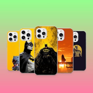 Op de afbeelding: Vijf smartphonehoesjes met diverse Batman-illustraties. De ontwerpen bevatten een close-up van Batman, een figuur ten voeten uit tegen een gele achtergrond, een silhouet tegen een oranje zonsondergang en een kleine Batman-afbeelding op een donkere achtergrond.