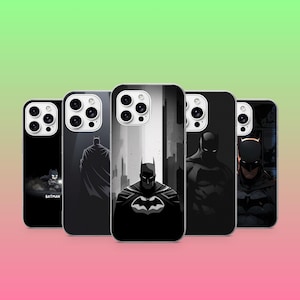Pode incluir: Cinco capas de smartphone com várias ilustrações do Batman. Os designs incluem uma pequena personagem numa mota, uma silhueta, um retrato central, uma vista do peito e um grande plano detalhado, em preto, branco e cinzento.