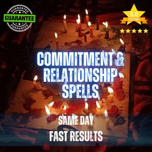Può includere: Una superficie rettangolare coperta da numerose candele accese di vari colori, con pozze di cera sciolta. Il testo recita COMMITMENT & RELATIONSHIP SPELLS, SAME DAY FAST RESULTS, e include una grafica di valutazione 5.0 e un sigillo.