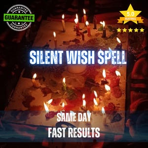 Könnte beinhalten: Eine Ansammlung zahlreicher brennender Kerzen unterschiedlicher Höhe und Farbe auf einer flachen Oberfläche, wobei sich geschmolzenes Wachs um die Basen sammelt. Der Text SILENT WISH SPELL, SAME DAY und FAST RESULTS ist über das Bild gelegt.