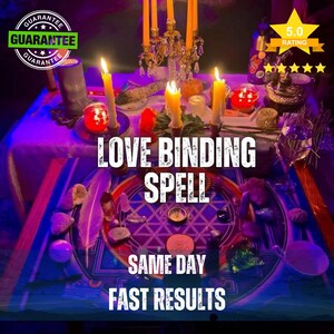 Könnte beinhalten: Ein Ritual-Setup mit einer kreisförmigen Matte mit geometrischem Design, umgeben von verschiedenen Kristallen, einer weißen Feder und brennenden Kerzen. Der Text lautet LOVE BINDING SPELL, SAME DAY, FAST RESULTS, GUARANTEE und 5.0 RATING mit fünf Sternen.