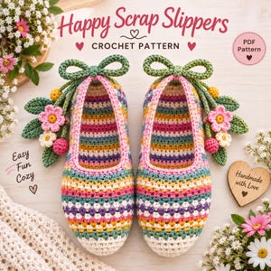 Peut inclure: Une paire de chaussons au crochet avec un motif rayé multicolore, un nœud vert et des décorations florales sur chaque talon. Le texte indique Happy Scrap Slippers, Crochet Pattern, PDF Pattern, Easy Fun Cozy et Handmade with Love.