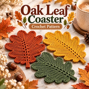 Op de afbeelding: Drie gehaakte onderzetters in de vorm van eikenbladeren in roestoranje, mosterdgeel en bosgroen. De tekst Oak Leaf Coaster Crochet Pattern staat bovenaan. De onderzetters hebben een centrale nerf met opengewerkte steken.