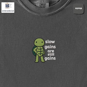 T-shirt brodé tortue, cadeau amusant pour la salle de sport, couleurs confortables, idéal pour elle.