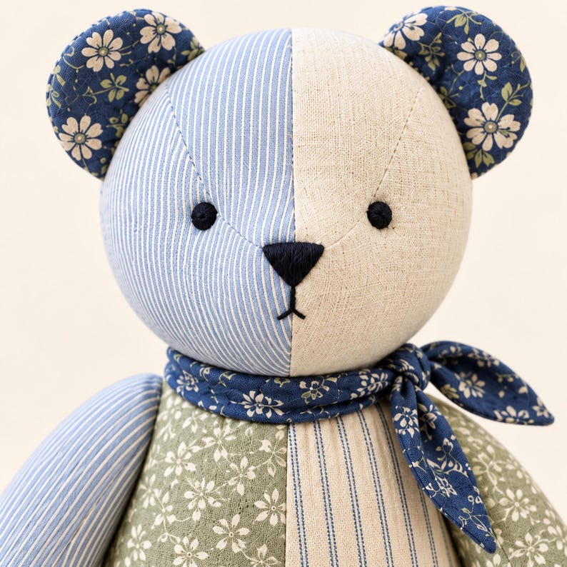 Peut inclure: Un ours en peluche fabriqu&eacute; &agrave; partir de panneaux de tissu en patchwork. La t&ecirc;te pr&eacute;sente un design divis&eacute; en rayures bleu clair et en tissu cr&egrave;me, avec des oreilles &agrave; motifs floraux bleu fonc&eacute;. Une &eacute;charpe florale est nou&eacute;e au cou.