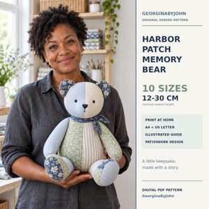 Pode incluir: Um urso de recordação em patchwork com rosto bicolor, painéis de tecido floral e listrado, e um lenço a condizer. O texto diz GEORGINABYJOHN HARBOR PATCH MEMORY BEAR 10 SIZES 12-30 CM, PRINT AT HOME, A4 + US LETTER, ILLUSTRATED GUIDE, PATCHWORK DESIGN.