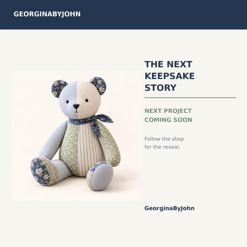 Peut inclure: Un ours en peluche fait de tissu patchwork dans des tons de bleu, vert et cr&egrave;me avec des motifs floraux et ray&eacute;s. L'ours porte un foulard assorti. Le texte indique : GEORGINABYJOHN, THE NEXT KEEPSAKE STORY, NEXT PROJECT COMING SOON.