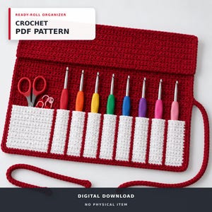 Puede incluir: Un organizador de ganchillo enrollable de color rojo con bolsillos blancos que contiene ocho ganchillos de colores y unas tijeras rojas. El texto dice READY-ROLL ORGANIZER CROCHET PDF PATTERN y DIGITAL DOWNLOAD NO PHYSICAL ITEM.