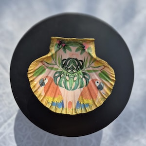 Handmade Scallop Shell Trinket Dish – Colorful Floral & Gold Décor – Unique Coastal Jewelry Dish – Handcrafted in Antwerp
