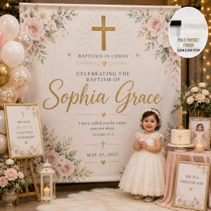 Puede incluir: Un gran telón de fondo para bautizo con una cruz dorada, detalles florales y el texto BAPTIZED IN CHRIST, CELEBRATING THE BAPTISM OF Sophia Grace, I have called you by name; you are mine. ISAIAH 43:1, y MAY 25, 2025, con acabado de bolsillo para poste.