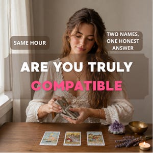 Könnte beinhalten: Eine Person in einer weißen Spitzenbluse hält ein Tarotkartendeck. Der Text lautet: SAME HOUR, TWO NAMES, ONE HONEST ANSWER, ARE YOU TRULY COMPATIBLE. Drei Tarotkarten liegen auf einem Holztisch neben einem Amethystkristall und Lavendel.