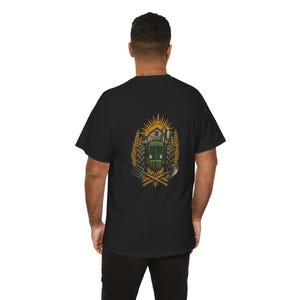 Maglietta grafica "Cresciuto con il duro lavoro" / Trattore, grano, emblema agricolo, cresciuto con grinta