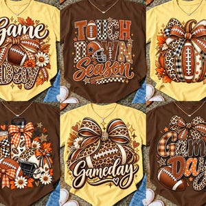 Puede incluir: Una colección de seis camisetas en amarillo y marrón con estampados gráficos de temática de fútbol americano, incluyendo textos como Game Day y Touchdown Season, decoradas con lazos de leopardo, calabazas, flores y balones.