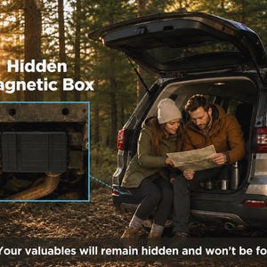 Puede incluir: Una caja magnética rectangular negra con superficie texturizada, fijada bajo el chasis de un vehículo. El texto 'Hidden Magnetic Box' aparece sobre la imagen insertada, y 'Your valuables will remain hidden and won't be found' debajo.