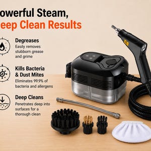 以下が含まれることがあります： 黒いスチームクリーナー本体、手持ちノズル、柔軟なホース、金属製延長ワンド、黒とベージュの円形ブラシ3種、白い布製カバー。テキスト：「Powerful Steam, Deep Clean Results, Degreases, Kills Bacteria & Dust Mites, Deep Cleans」と記載。