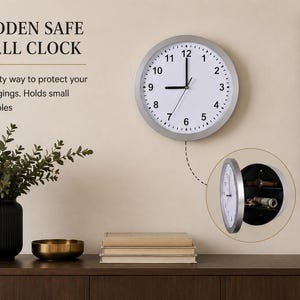 Pode incluir: Um relógio de parede prateado com mostrador branco e números pretos que funciona como um cofre escondido. O mostrador abre-se para revelar um compartimento interior preto com duas prateleiras para guardar pequenos objetos, rotulado HIDDEN SAFE WALL CLOCK.