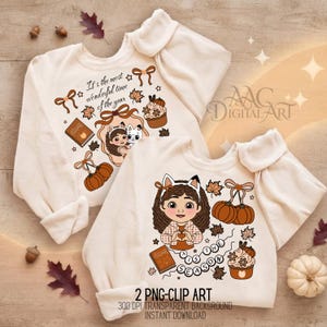 Puede incluir: Dos sudaderas de cuello redondo color crema con estampados gráficos de temática otoñal. Los diseños incluyen ilustraciones de una persona con orejas de gato, calabazas, hojas de arce, libros, cupcakes y lazos, con el texto It's the most wonderful time of the year y Tis the season.