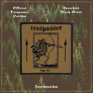 Peut inclure: Un écusson carré en tissu avec un fond beige et une bordure brodée noire. Il présente le texte "trespasser" en haut, une illustration centrale d'un archer squelette dans un cadre rectangulaire, deux torches et du texte hébreu en bas.