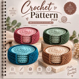 Op de afbeelding: Een digitaal PDF-haakpatroon voor een onderzetterset met vier stapels ronde, getextureerde onderzetters in roze, groen, blauw en beige. Het document bevat tekst zoals Crochet Pattern PDF, 4 Beautiful Color Options en Instant Download.