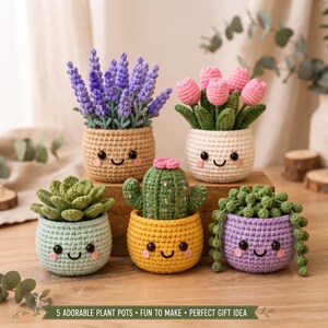 Puede incluir: Cinco macetas de ganchillo con caras sonrientes, incluyendo lavanda en una maceta beige, tulipanes rosas en una blanca, una suculenta verde en una verde claro, un cactus en una amarilla y una planta rosario en una morada. Texto: 5 ADORABLE PLANT POTS - FUN TO MAKE - PERFECT GIFT IDEA.