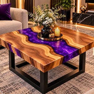 Può includere: Un tavolino quadrato caratterizzato da una lastra di legno naturale con un inserto in resina viola ondulata al centro. Il tavolo è sostenuto da una robusta base in metallo nero e ospita un vassoio decorativo con una composizione floreale.
