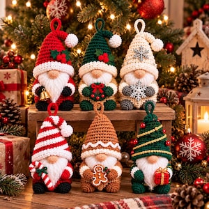 Può includere: Sei ornamenti a forma di gnomo all'uncinetto con disegni festivi, tra cui un cappello rosso da Babbo Natale, un cappello verde con agrifoglio, un cappello bianco con fiocchi di neve, un cappello a righe rosso e bianco, uno a tema pan di zenzero e uno ad albero.