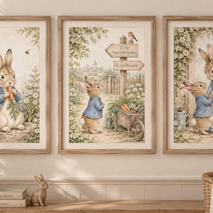 Può includere: Un set di tre stampe da parete incorniciate con illustrazioni di conigli in un giardino. La prima mostra un coniglio che mangia una carota, la seconda un coniglio vicino a un cartello con scritto To the Vegetable Garden e To the Meadow, la terza un coniglio con un adulto.