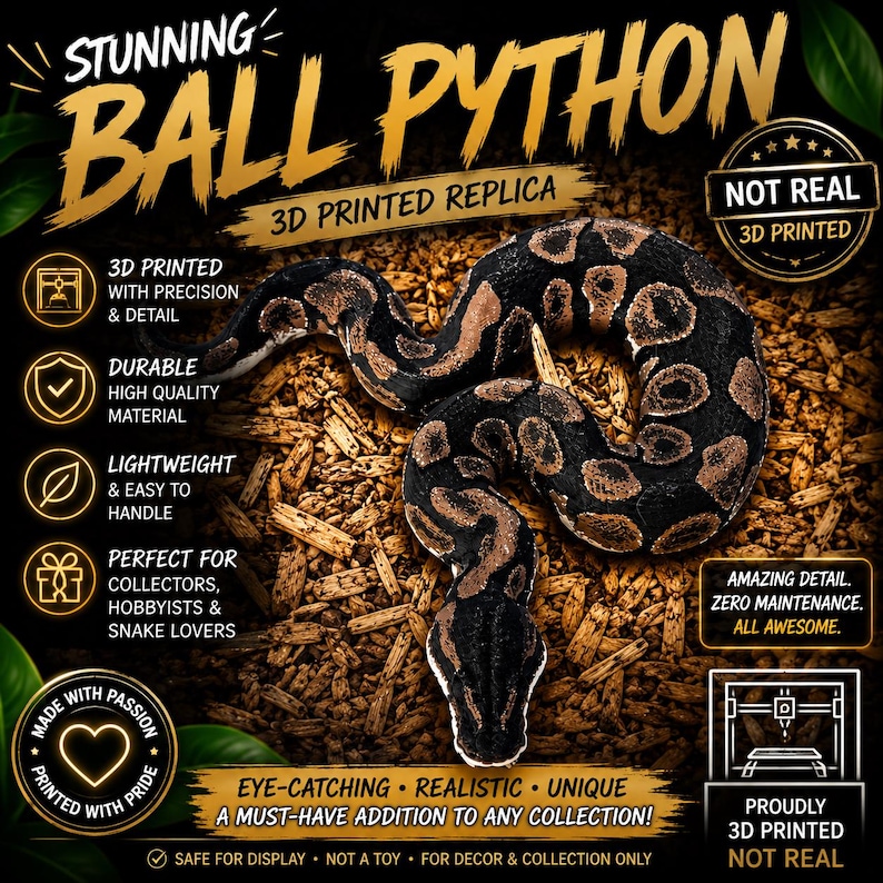 Op de afbeelding: Een 3D-geprinte replica van een koningspython met zwart en bruin patroon op de schubben. De tekst op de afbeelding luidt STUNNING BALL PYTHON, 3D PRINTED REPLICA, NOT REAL, 3D PRINTED, MADE WITH PASSION, PRINTED WITH PRIDE en PROUDLY 3D PRINTED NOT REAL.