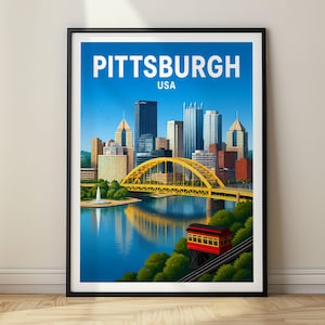 Peut inclure: Une affiche encadrée représentant une illustration colorée de la ligne d'horizon de Pittsburgh, USA. L'image montre un pont arqué jaune vif au-dessus d'une rivière bleue, avec un funiculaire rouge sur des rails au premier plan et des immeubles.