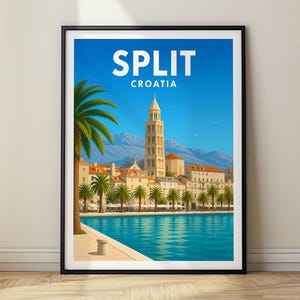 Könnte beinhalten: Ein gerahmtes Reiseplakat mit leuchtend blauem Himmel und Meer sowie dem weißen Schriftzug SPLIT CROATIA. Die Illustration zeigt eine Küstenstadt mit einem hohen steinernen Glockenturm, Gebäuden mit orangefarbenen Dächern und Palmen.
