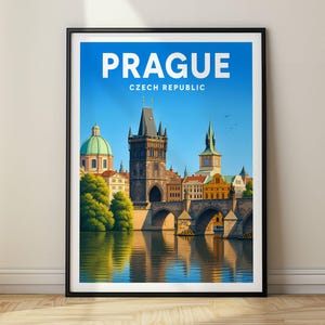Peut inclure: Une affiche de voyage encadrée représentant une illustration colorée du pont Charles à Prague, en République tchèque. L'œuvre montre un pont en pierre avec des tours, un dôme vert et des bâtiments se reflétant dans l'eau sous un ciel bleu.