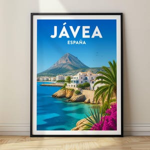 Peut inclure: Une affiche de voyage encadrée représentant le paysage côtier de Jávea, España. L'image montre une mer bleue, un rivage rocheux avec des bâtiments blancs, une grande montagne en arrière-plan, un palmier et des fleurs de bougainvillier rose.