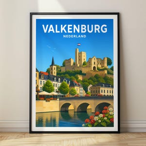 Könnte beinhalten: Ein gerahmtes Reiseplakat mit der Stadt Valkenburg, Nederland. Die Illustration zeigt eine Burg auf einem Hügel über einer Brücke, einem Fluss und Gebäuden unter einem klaren blauen Himmel. Der Text VALKENBURG NEDERLAND steht oben im Bild.