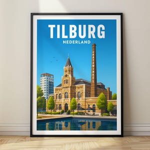 Może przedstawiać: Oprawiony plakat podróżniczy z niebieskim niebem i napisem TILBURG NEDERLAND u góry. Ilustracja przedstawia budynek z jasnobrązowej cegły z wysokim kominem z napisem KATZWINKEL, otoczony zielonymi drzewami i odbiciem w tafli wody.