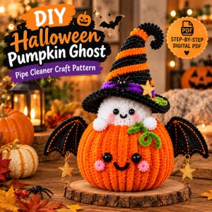Puede incluir: Un proyecto DIY de fantasma calabaza para Halloween hecho con limpiapipas, con un fantasma blanco con sombrero de bruja a rayas negras y naranjas sobre una base de calabaza naranja con alas de murciélago, estrellas doradas y un patrón en PDF.