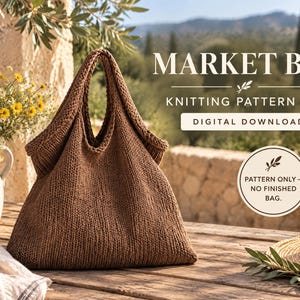 Könnte beinhalten: Eine braune gestrickte Markttasche mit strukturiertem Strickmuster und zwei integrierten Griffen. Das Bild enthält den Text MARKET BAG KNITTING PATTERN PDF DIGITAL DOWNLOAD und ein kreisförmiges Abzeichen mit PATTERN ONLY - NO FINISHED BAG.