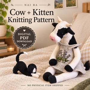 Puede incluir: Un patrón de tejido PDF digital para una vaca y un gatito. La vaca es un juguete de peluche tejido en blanco y negro que lleva un vestido gris con bordado de lavanda. El gatito es un pequeño juguete de peluche tejido en blanco y negro estirándose.